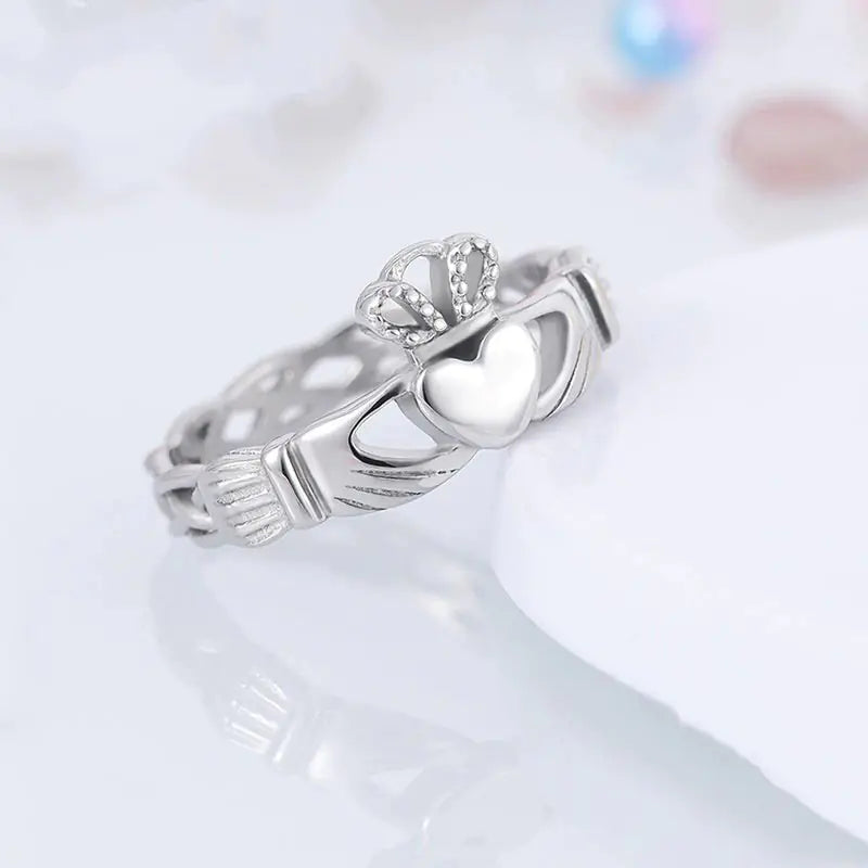 Wide-brimmed Hollow Hand Holding Heart-shaped Ring